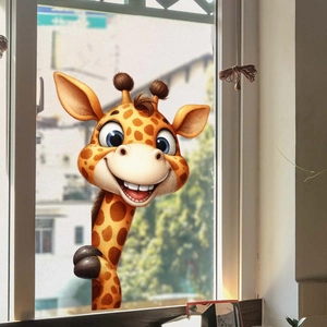 Detail van cartoon giraffe statische raamsticker met levendige gele en bruine vlekken op glas