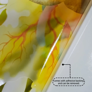 Détail d'un autocollant mural amovible avec texture de feuille orange réaliste