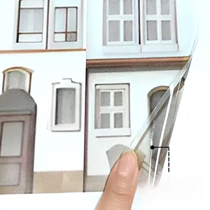 Detailopname van zelfklevende muursticker die de verwijderbare functie laat zien