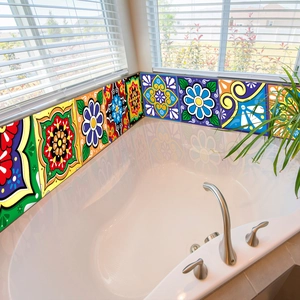 Stickers carrelage style mexicain Talavera pour déco maison sur une baignoire blanche