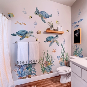 Detailweergave van de aquarel zeeschildpad en vissen muurstickers in een badkamer