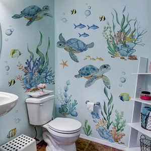 Detail van creatieve aquarel muurstickers met zeeschildpadden en vissen in de badkamer