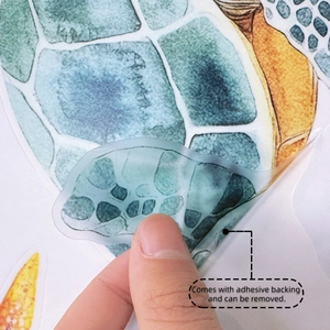 Detail van zelfklevende aquarel schildpad muursticker die van de folie wordt gepeld
