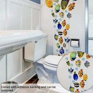 Gedetailleerd zicht op zelfklevende aquarel tropische vissen muurstickers in de badkamer