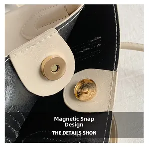 Détail d'un sac seau en cuir blanc crème doté d'un fermoir magnétique doré élégant
