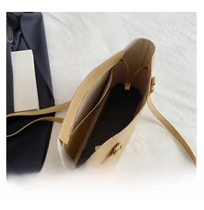 Détails du compartiment intérieur spacieux et de la poche latérale du sac fourre-tout beige