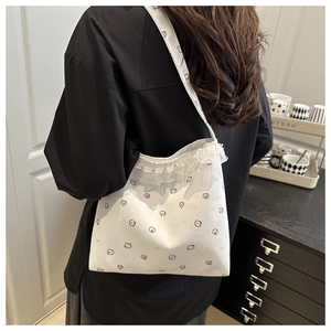 Détail du sac cabas blanc avec bordure en dentelle et motifs d'animaux mignons