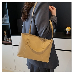 Vue détaillée du sac cabas crème avec surpiqûres blanches et grand compartiment
