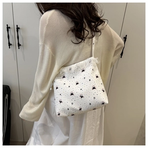 Détail arrière d'un sac cabas en toile blanche avec imprimé ours et bordure dentelle