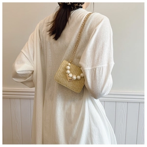 Fashionable straw shoulder bag with elegant pearl handle and heart-shaped metal lock