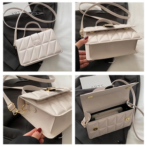 Vue détaillée de la couture géométrique et de l'intérieur du sac à main blanc cassé