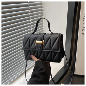 Détail du sac bandoulière en cuir matelassé noir avec boucle H dorée et poignée
