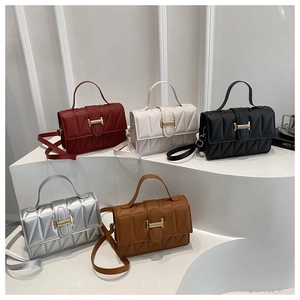 Détail de cinq petits sacs carrés bandoulière texturés en diverses couleurs tendance