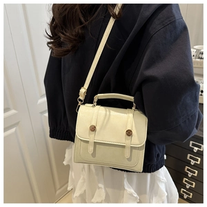 Détail du sac bandoulière en cuir PU blanc crème avec garniture dorée et rabat