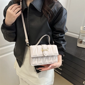 Sac à bandoulière matelassé blanc chic avec boucle dorée et motifs pour femmes