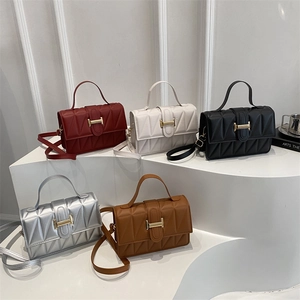 Sacs à main matelassés chics en plusieurs couleurs avec boucles dorées élégantes en forme de H