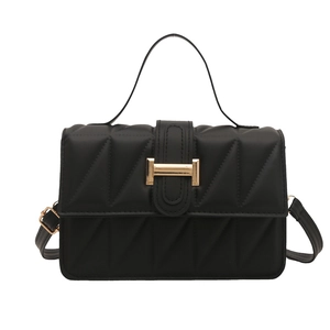 Sac à bandoulière matelassé noir avec boucle dorée et poignée supérieure pour femme