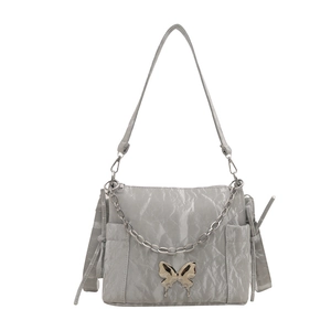 Sac bandoulière gris clair plissé avec boucle papillon argentée et chaîne en métal