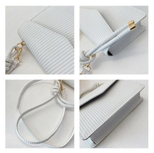 Détails du sac bandoulière blanc à texture tressée avec boucles dorées et rabat chic