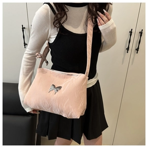 Dettaglio della borsa a spalla rosa con fibbia a farfalla in argento lucido