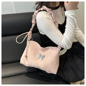 Sac fourre-tout rose à motif marbre avec papillon argenté et bandoulière froncée chic