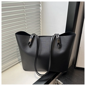 Vue détaillée du grand sac cabas en cuir mat noir avec logo Fashion embossé