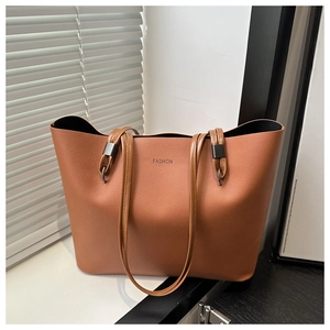 Détail du sac cabas en similicuir marron avec texte FASHION et boucles métalliques