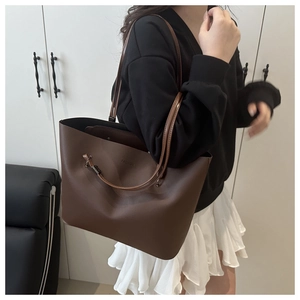 Détail du sac cabas en cuir marron foncé avec gaufrage FASHION et doubles bandoulières