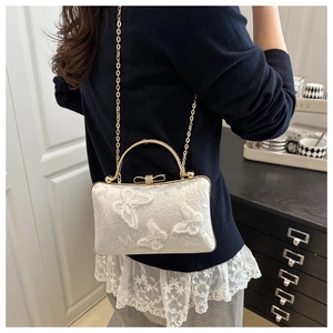 Elegante bolso de noche blanco con bordado de mariposas 3D y cadena dorada fina