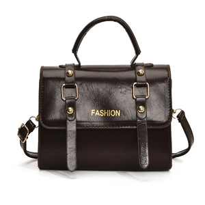 Bolso bandolera de cuero café oscuro brillante con texto FASHION dorado y asa