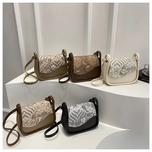Elegantes bolsos de hombro para mujer en varios colores con solapas de ondas