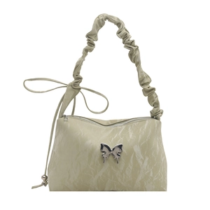 Sac sous l'aisselle plissé vert pistache avec breloque papillon et bandoulière froncée
