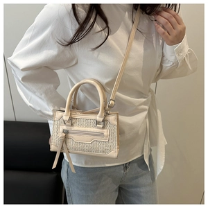 Sac bandoulière tissé beige avec bordure en cuir et détails de glands décoratifs
