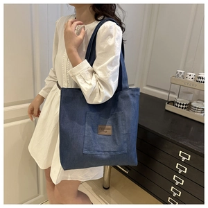 Détail d'un grand sac fourre-tout en jean bleu foncé avec étiquette en cuir Fashion Bag
