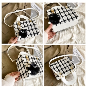 Dettagli borsa a tracolla pied-de-poule con finiture dorate e ciondolo di peluche