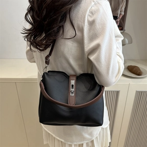Sac à bandoulière noir mat pour femme avec détails marrons et boucle argentée chic