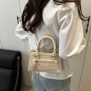 Sac bandoulière beige en paille et cuir, petit sac carré matelassé au design élégant