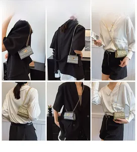Mini sac à strass présenté en plusieurs styles sur mannequin avec chaîne dorée