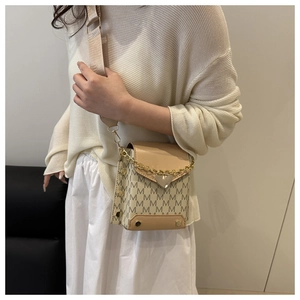 Detail of contrast print crossbody bag with golden heart buckle and wide strap