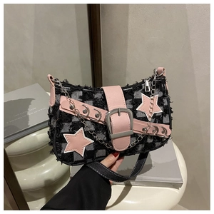 Détail du sac Y2K avec bordure en cuir rose et patchs étoiles sur denim à carreaux