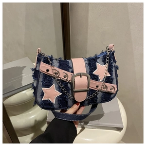 Détail du sac Y2K en denim à étoile avec garniture en cuir rose et chaîne en argent