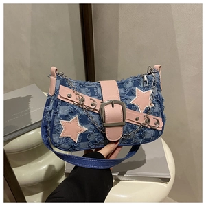 Détail du sac à bandoulière en denim avec patchwork d'étoiles et finitions en cuir rose