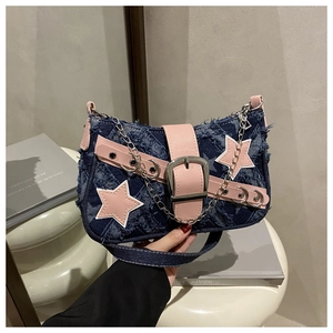 Détail du sac en jean avec écussons étoiles roses et détails de chaîne argentée