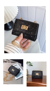 Détail du mini sac bandoulière noir à paillettes avec chaîne dorée et boucle en métal