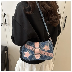 Sac sous le bras en denim Y2K avec patch étoile rose et chaînes sur un modèle