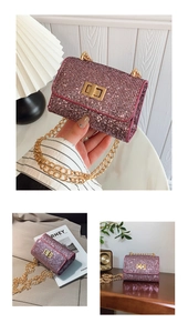 Détail d'un mini sac rose en strass avec bandoulière chaîne dorée et fermoir pivotant
