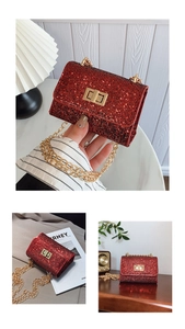 Détail du mini sac à paillettes rouges avec chaîne dorée et fermoir métallique