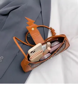 Intérieur spacieux du sac léopard montrant l'espace pour téléphone et maquillage