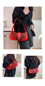 Détails du sac à bandoulière en cuir rouge avec imprimé léopard et rabat en éclair