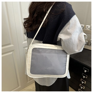 Détail du sac à bandoulière en cuir PU blanc avec fenêtre en mesh pour étudiants